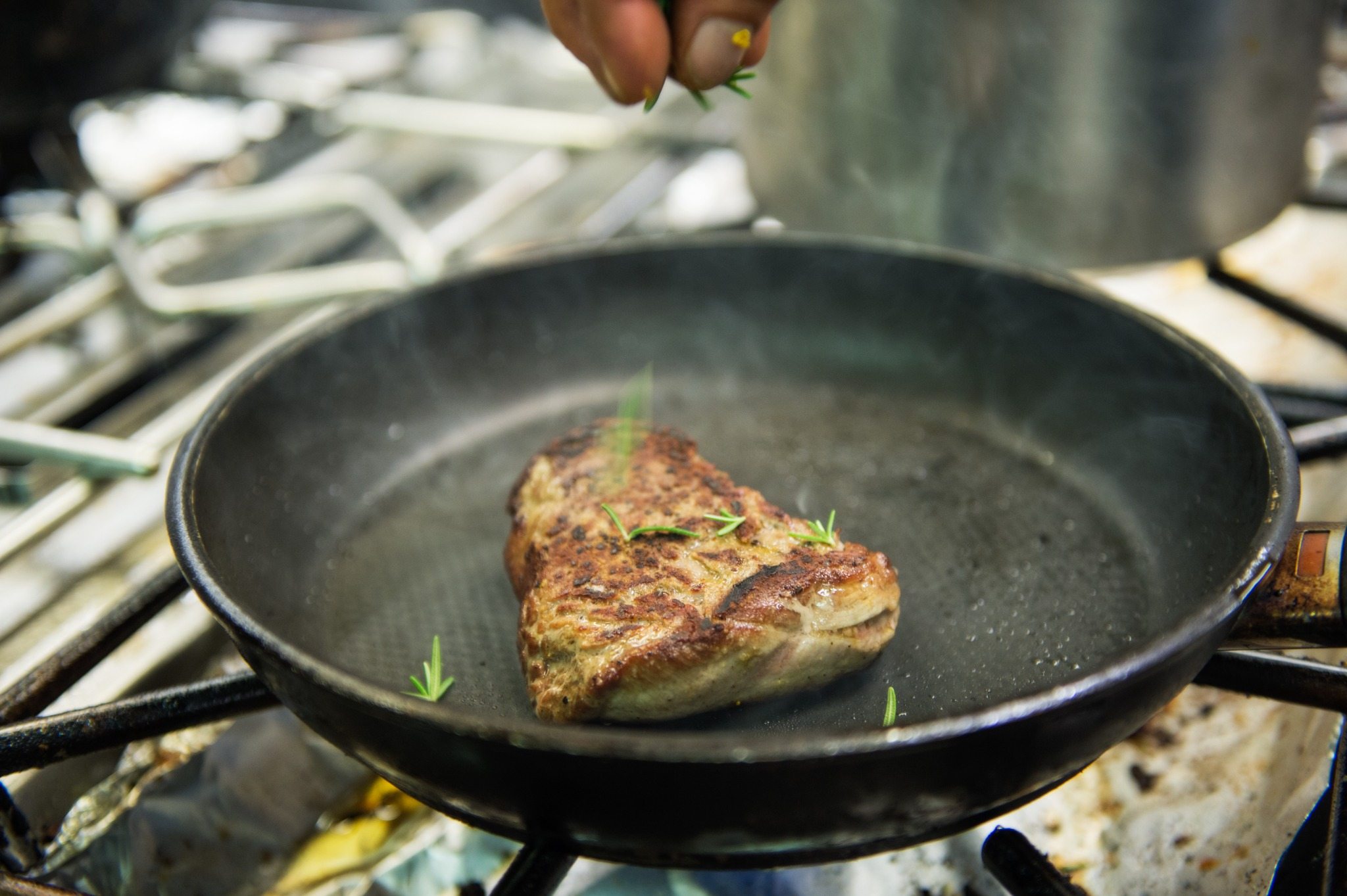 Bio-Rinderfilet-Steak beim Braten in der Pfanne im Hotel Fürst im Mühlviertel